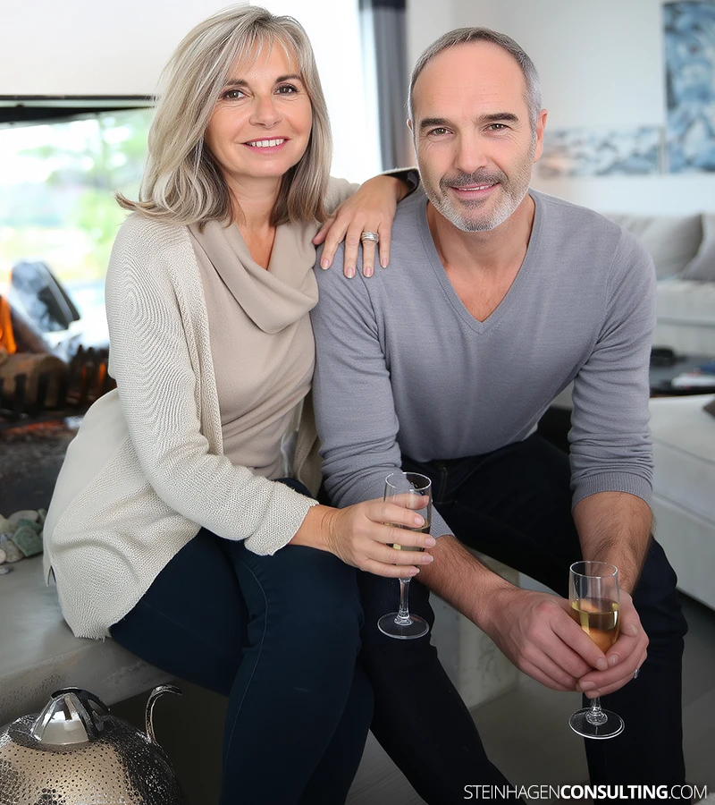 Das Ehepaar diskutiert bestürzt die neuen EU-Gesetze zur Bargeldobergrenze und den Verlust der finanziellen Privatsphäre.