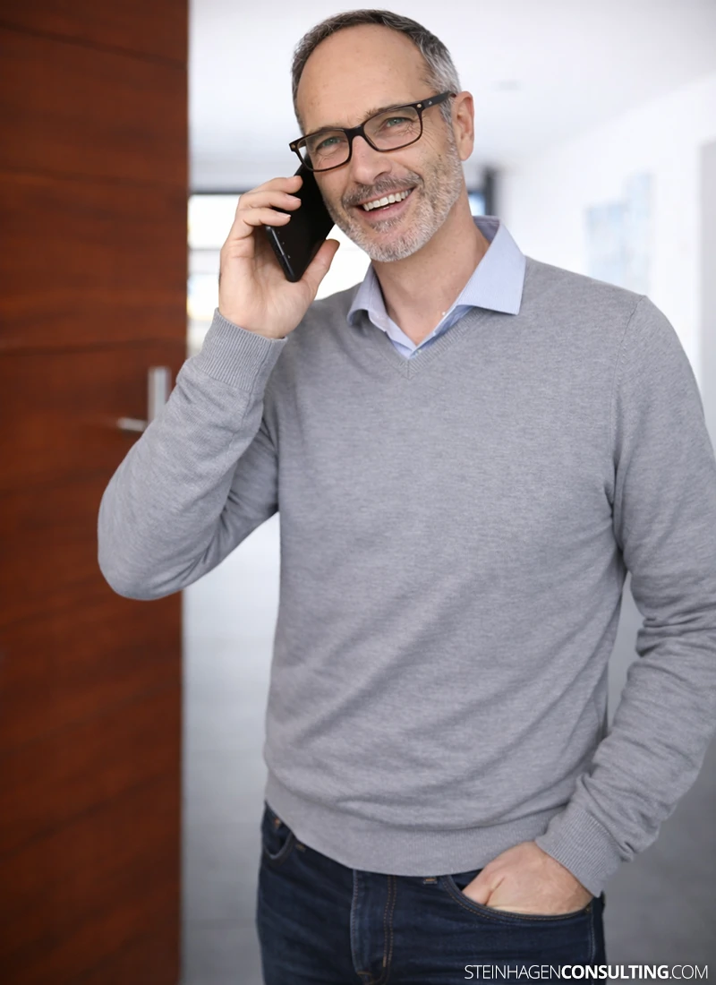 Ein Unternehmerpaar berät eindringlich über den Vermögensschutz gegen die Salami-Taktik des schleichenden Bargeldverbots.