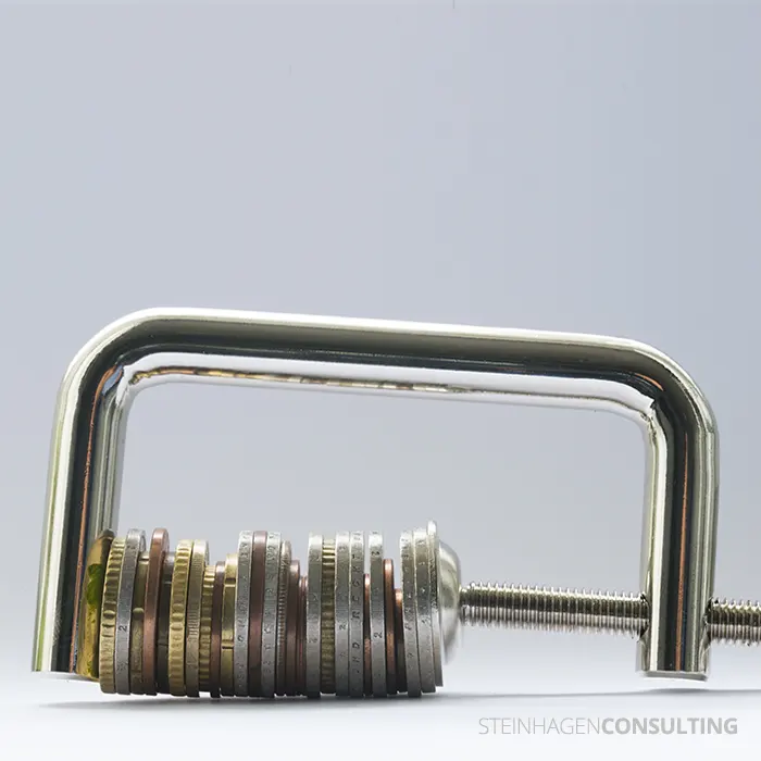 Geraten Ihr Vermoegen und Ihre Ruecklagen in Gefahr Das Bild zeigt symbolhaft, wie Ihr Vermögen und Rücklagen in Gefahr kommen können. Der Druck durch äußere Faktoren nimmt zu.